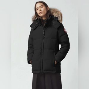 Women Canada Goose, Chelsea Parka. Black. Great condition/specially dry cleaned.